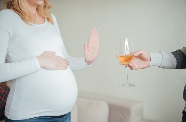 Non sottovalutare la birra analcolica in gravidanza: i rischi per la salute