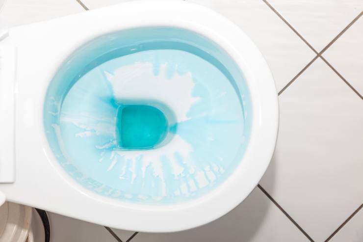 Quali prodotti servono per pulire il bagno da macchie colorate